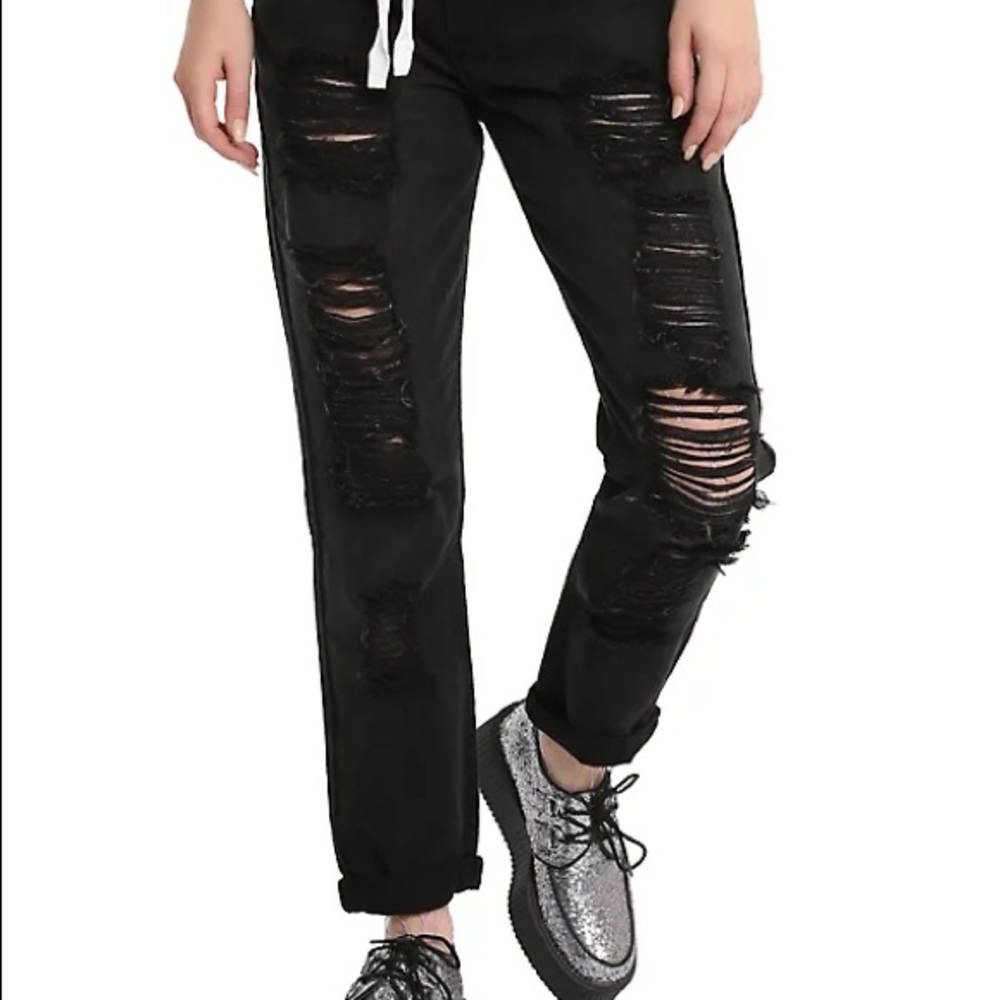 NWT Blackheart Distressed boyfriend jean
